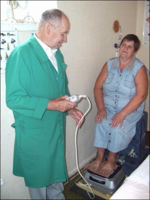 55-річна вінничанка Ольга Мукомел проходить курс лікування на вихровому тренажері. Після процедур у комплексі з ваннами й обмотуванням вона може ходити без ціпка