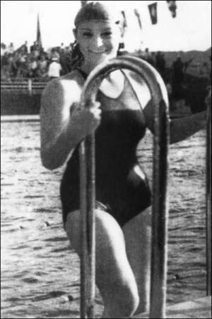 Виннитчанка Мария Гаврыш  выходит из бассейна после заплыва на первенстве СССР в Москве 1954 года. Она заняла первое место среди пловчих