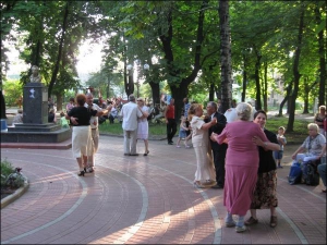 У сквері біля пам’ятника Пушкіну в Козятині вперше за багато років танцюють місцеві жителі