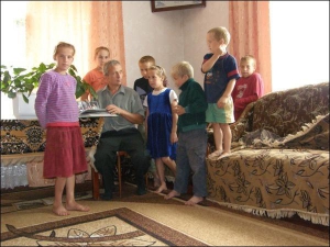 Петро Кульчитський та восьмеро з десяти його дітей у власній хаті в селі Бруслинів Літинського району. Двоє поїхали в санаторій в Одеську область. У цій кімнаті щовечора батько читає дітям Біблію