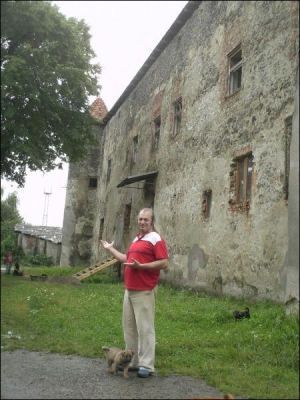 У селищі Чинадійово Мукачівського району Закарпаття Йосип Бартош показує замок, який він узяв в оренду. На його ремонт треба 1 мільйон 300 тисяч євро