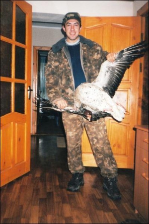 Владимир Мирошниченко с подстреленным гусем у себя дома в райцентре Чернобай. Мужчина ездит на охоту по выходным. Говорит, это лучший способ снять напряжение