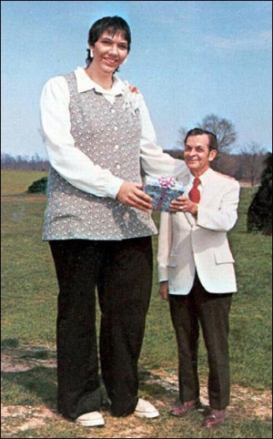 Сенді Аллен позує з представником Книги рекордів Гіннеса. Фото зробили 1980 року. Тоді Аллен визнали найвищою жінкою світу.