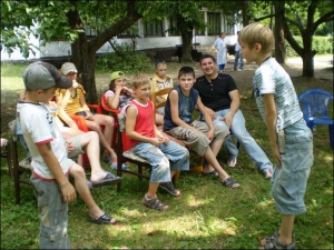 Канадський професор Хосейн Мостафаві (праворуч у чорній тенісці) навчає англійської вінницьких дітей в санаторії імені Михайла Коцюбинського