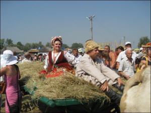 Хівря та її чоловік Черевик, герої повісті Миколи Гоголя ”Сорочинський ярмарок”, на запряженому волами возі їдуть у четвер на відкриття Національного Сорочинського ярмарку