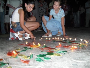 На площі Театральній у Вінниці з різнокольорових свічок склали слово ”Грузія”. На мітинг прийшли близько 80 людей.  Вони тримали грузинські прапорці в руках, дехто пов’язав великі прапори на шию. Під кінець мітингу свічки згоріли і парафін розтікся по гра