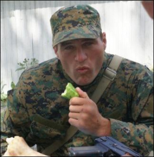 Російський солдат обідає ”сухим пайком”. Околиці міста Горі. 17 серпня 2008 року