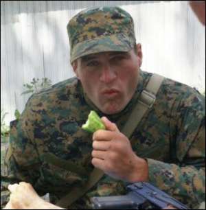 Российский солдат обедает ”сухим пайком”. Окраины города Гори 17 августа 2008 года