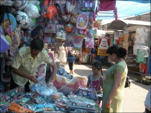 Торгівля іграшками на Хмельницькому оптовому ринку, 16 серпня 2008 року