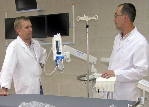 Винницкие кардиохирурги Игорь Данильчук (слева) и Владимир Распутин возле аппарата ангиограф в Винницкой больнице №1
