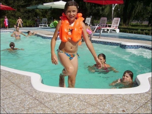 10-річна Ірина Рибалко із села Тавільжанка Дворічанського району на Харківщині виходить із басейну біля санаторію ”Хорол” у Миргороді після годинного купання