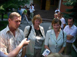 Родственники заключенных Виктор Алексеевич (слева), Елизавета Николаевна (в центре) и ее сестра Ирина приехали из Донецка на акцию протеста против нарушения прав в Стрижавской колонии на Виннитчине. Пикетчики отказались называть свои фамилии. Позади (спра