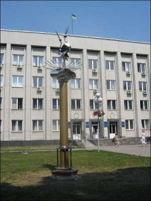 Памятник с парой аистов установили в Полтаве недалеко от  ЗАГСа Октябрьского района. На его строительство потратили 100 тысяч гривен