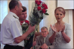 Премьер-министр Юлия Тимошенко вручила на вчерашнем заседании правительства цветы и грамоту летчику из компании ”Південні авіалінії”. Он вывозил граждан Украины из Грузии, когда там началась война