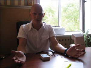 Керівник фірми-виробника Олексій Дубровін показує, як користуватися приладом ”Ареол”. За допомогою низького струму він виводить шлаки й паразитів. Оздоровлення проводять двічі на день по 70 хвилин