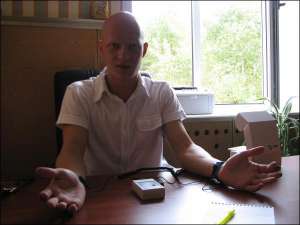 Руководитель фирмы-производителя Алексей Дубровин показывает, как пользоваться прибором ”Ареол”. При помощи низкого тока он выводит шлаки и паразитов. Оздоровление проводят два раза в день по 70 минут