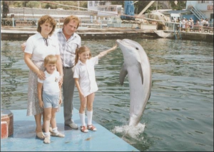 Тамара и Григорий Коржи с сыном Игорем и дочкой Викторией на экскурсии в Севастопольском дельфинарии в июле 1988 года