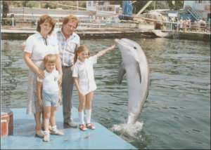 Тамара та Григорій Коржі із сином Ігорем і донькою Вікторією на екскурсії в Севастопольському дельфінарії в липні 1988 року