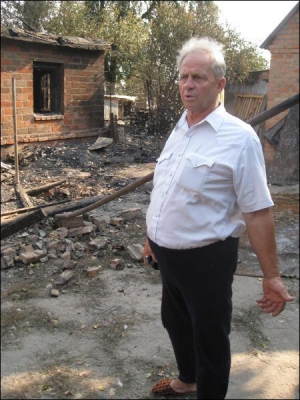 Іван Молочин на третій день після пожежі біля своєї згорілої хати у селі Дубина Новосанжарського району. З дружиною вони прийшли погодувати собак, яких залишили вдома. Самі живуть у сусідки 