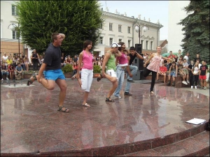 У Вінниці на площі Театральній 17 серпня тривають перші ”Танці на Парижі”. Професіональні танцівники запросили на сцену глядачів. Ведучий Костянтин Станіславський навчає їх руху ”скажена нога”