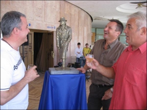 Бізнесмен Віктор Малиновський (ліворуч) профінансував виготовлення статуї Жеглова, якого зіграв Володимир Висоцький. Поруч із ним Володимир Іващук та Юрій Коробкін (праворуч) 