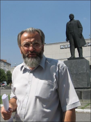 Николай Денисенко часто приходит на центральную площадь в Немирове Винницкой области. Здесь до сих пор перед кинотеатром ”Искра” возвышается памятник Ленину