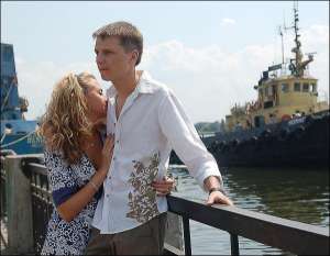 Электромеханик судна ”Леманн Тимбер” Сергей Алимов с женой Екатериной на набережной в Херсоне. Мужчина говорит, что через несколько месяцев опять выйдет в море