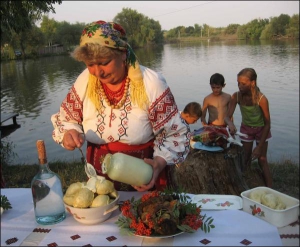 Марія Мазурик із христинівського дослідного господарства ”Нива” каже, що готували вареники на пару. До вареників жінки пропонували качку з яблуками та домашню горілку