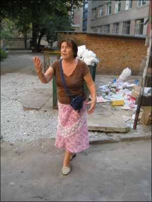 Жанна Поставная из дома №45 по улице Ленина в Черкассах жалуется, что стихийные торговцы сносят с базара в мусорные баки даже затхлую рыбу. Из-за этого заводятся мухи и люди не могут открывать окна
