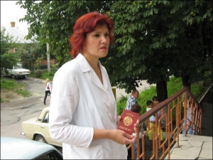 Черкащанка Ольга Проценко показывает свой советский паспорт. Чтобы получить украинский, она сначала должна отказаться от российского гражданства