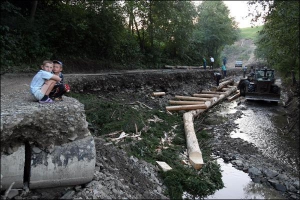 В селе Лазещина Раховского района Закарпатья водой размыло часть дороги. В настоящее время в населенном пункте восстанавливают берегоукрепления