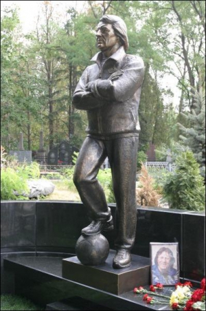 Пам’ятник Євгену Кучеревському на Запорізькому цвинтарі Дніпропетровська