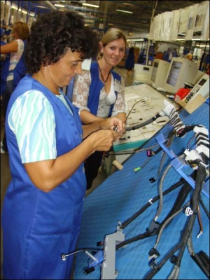 Працівниці заводу ”Леоні” у селі Нежухів біля Стрия складають кабельну мережу для автомобіля ”Опель”