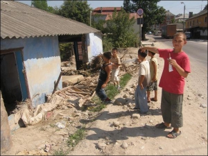 Діти з молдовського села Отач показують хату, у якій під час дощу померли дві циганки. Стіна будинку не витримала натиску води й упала на ліжко, де спала Шушанна. А Розу знесло потоком