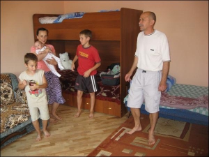 Марія Верещак із 5-місячним Богданом, 6-річним Іллею та Олександром, 13 років у будинку вінницького підприємця Василя Матуса (на фото праворуч). Він узяв багатодітну родину до себе