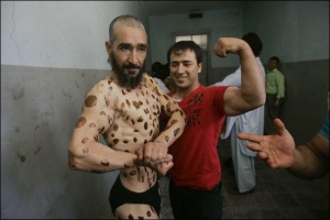 афганський бодібілдер 55-річний Момен Шах демонструє м’язи перед фіналом національного конкурсу ”Містер Афганістан”