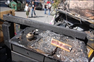 Обгоревший столик официантов летней площадки ресторана ”Блинофф”. Киев, 26 августа 2008 года