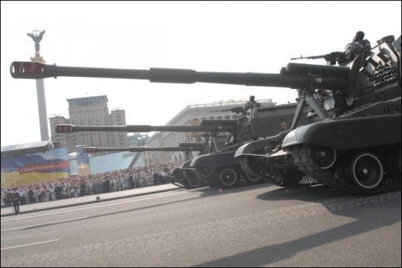 Танки Збройних сил їдуть Хрещатиком під час параду до Дня Незалежності України 