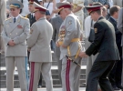 Офицер помогает заправляться генералу на площади Независимости перед началом военного парада 