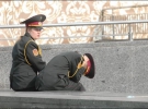 Девушки из музыкального военного ансамбля отдыхают после завершения военного парада 