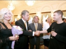 Президент Виктор Ющенко 23 августа в Мариинском дворце поздравил певцов Ирину Билык (слева) и Андрея Данилко (справа) с получением звания народного артиста Украины