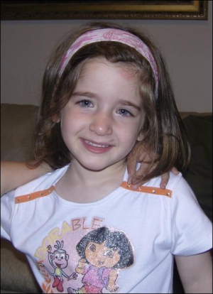 4-річна Ронні Роуз за три місяці до загибелі. Дівчинка більшу частину життя провела в інтернатах, хоча в неї є батьки