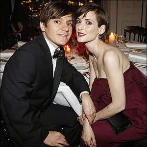 Актриса Вайнона Райдер с бывшим женихом Блейком Сеннетом ужинали вместе в Париже после показа осенней коллекции 2008 года дизайнера Валентино