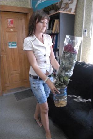 Татьяна Куцовол, 28 лет, сотрудница предприятия ”Лакокраска”, держит букет с двадцатью розами, которые Андрей Гулько купил в день гибели. Выбросить букет в фирме не могут, цветам меняют воду