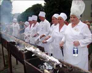 Повара Красиловского профессионального лицея на главной площади города готовят 6-метровый шашлык