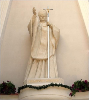 Памятная статуя Ивана Павла ІІ на стене кафедрального собора Пречистой Богородицы в Одессе