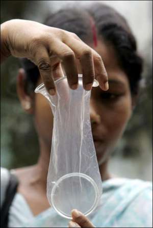 Камбоджийка показывает женский презерватив длиной 16,5 сантиметра. Благодаря средству контрацепции удалось остановить рост заболеваемости СПИДом в странах третьего мира