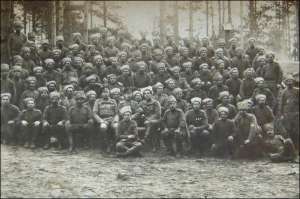 Рота Третьего казацкого полка в начале Первой мировой войны. В нижнем ряду третий слева — 20-летний унтер-офицер Емельян Телятник. 1914 год