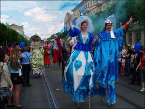 Актори львівського театру ”Воскресіння” йдуть на ходулях вулицею Соборною у Вінниці на святкуванні Днів Європи, які провели у травні цього року