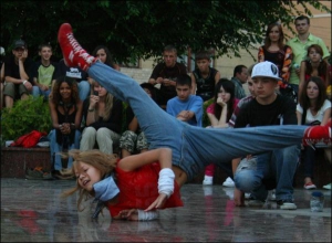 Ирина танцует брейк-данс на Театральной площади в Виннице